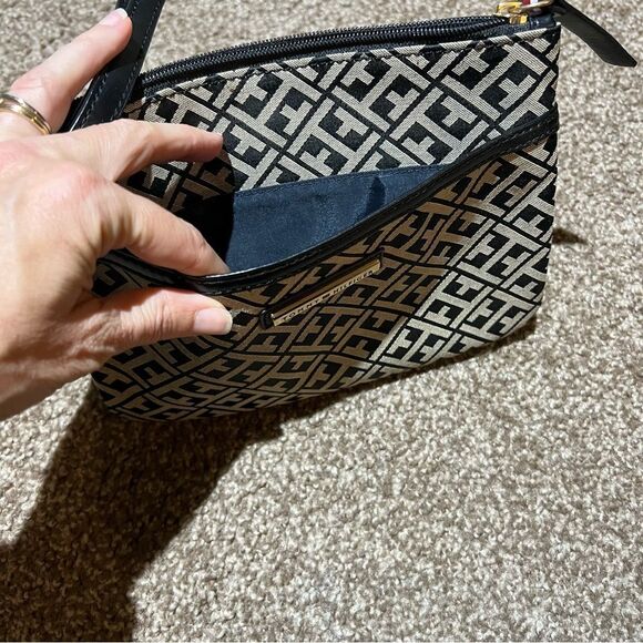 Tommy Hilfiger Wristlet Classic Black & Tan w/navy interior EUC - Picture 8 of 12